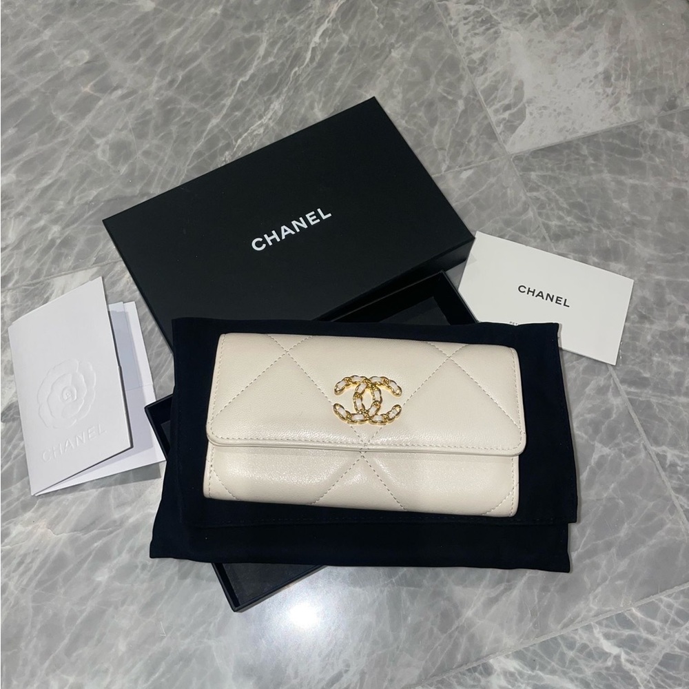 Chanel 19 wallet